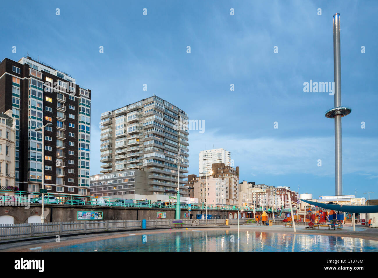 Abend auf Brighton Seafront, East Sussex, England. I360 Turm in der Ferne. Stockfoto