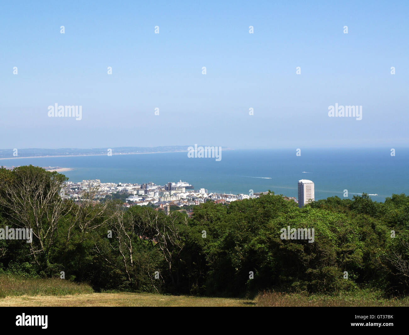 Ansicht von Eastbourne von Beachy Head Road, South Downs Way, East Sussex, mit Blick auf Ärmelkanal Stockfoto