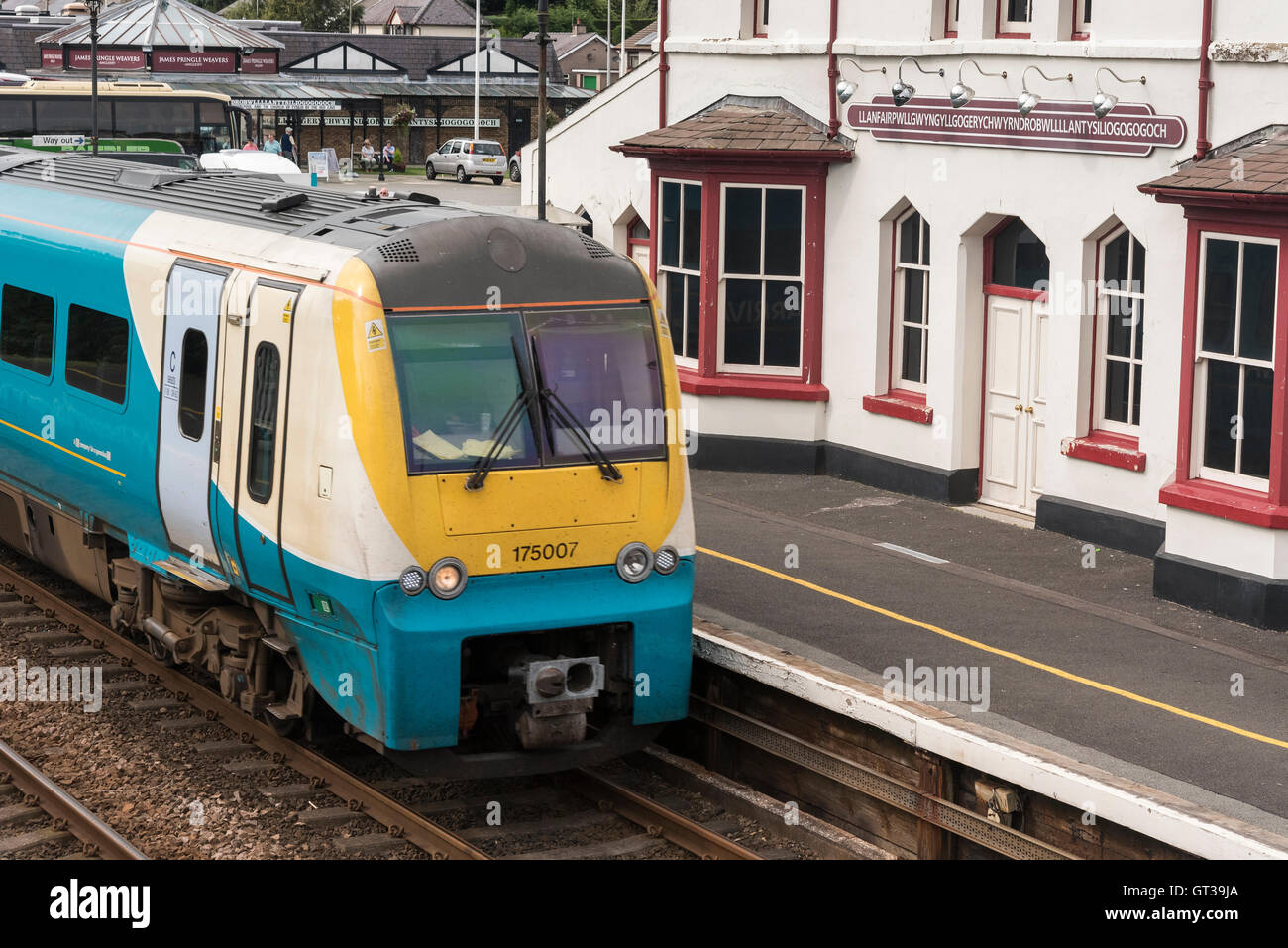 Die Station mit dem längsten Namen wenn der Welt. Llanfairpwllgwtngllogegerychwyrndrobwllllantysiliogogogoch. Anglesey Nordwales Stockfoto