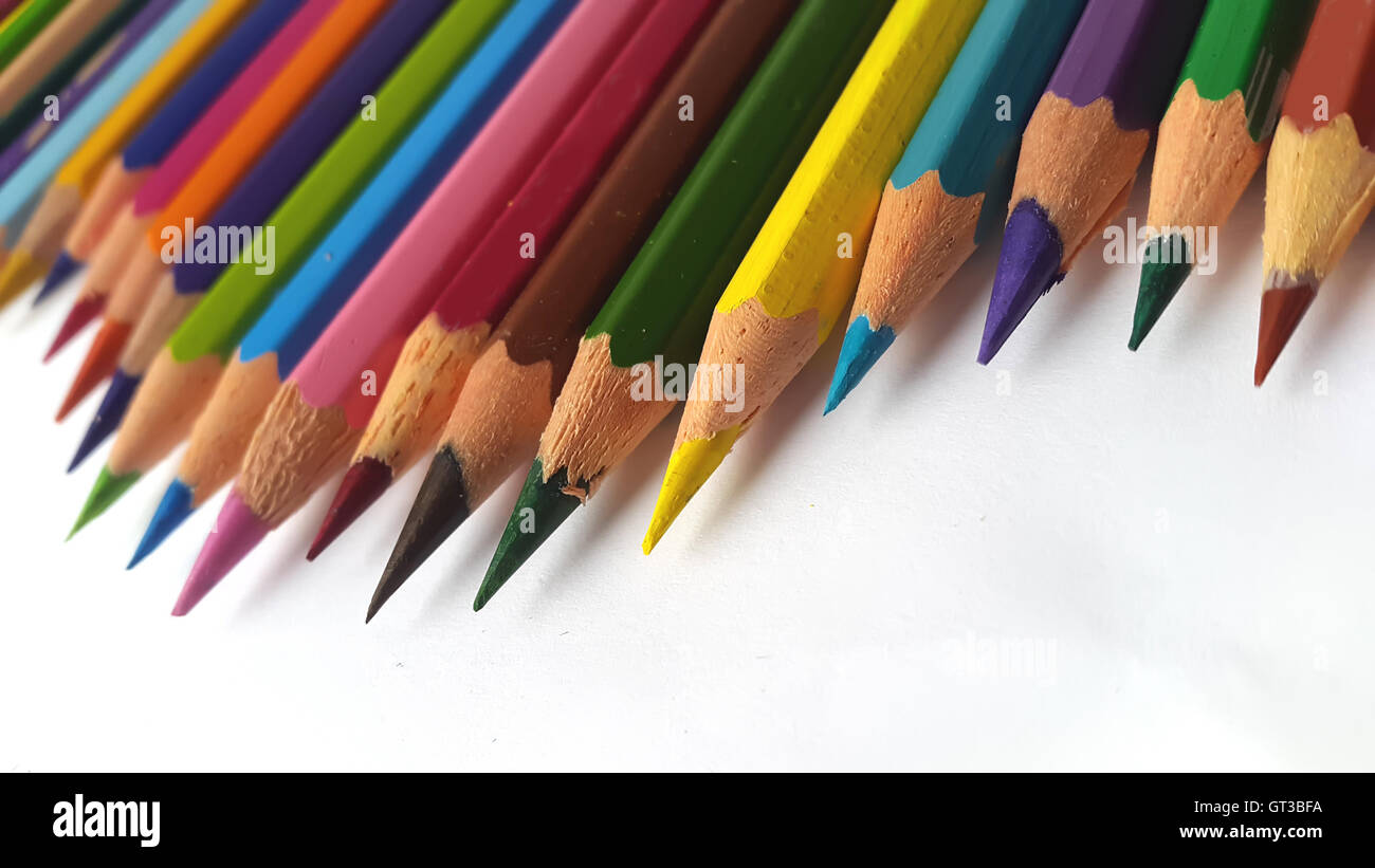 Gruppe von Farbstiften auf weißem Hintergrund Stockfoto