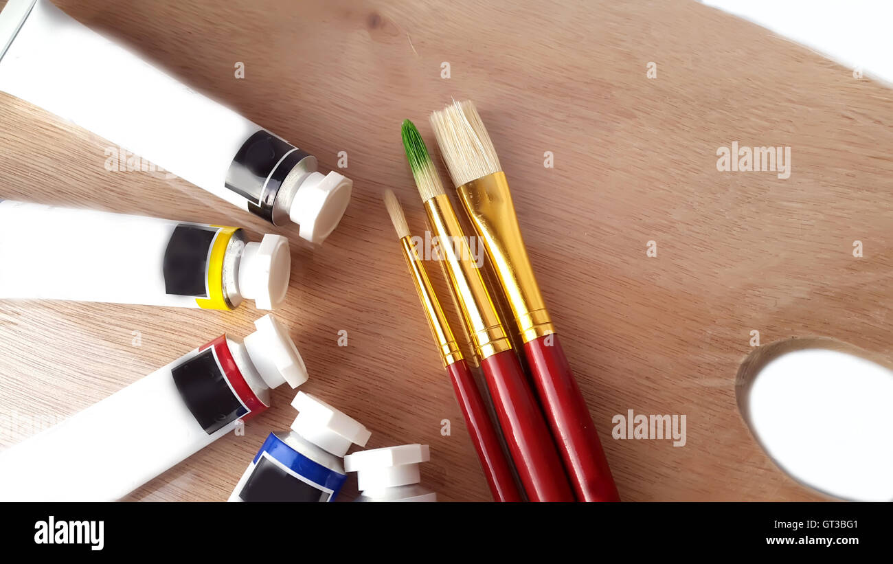 Tuben Ölfarben, Pinsel und unikales auf weißem Hintergrund Stockfoto
