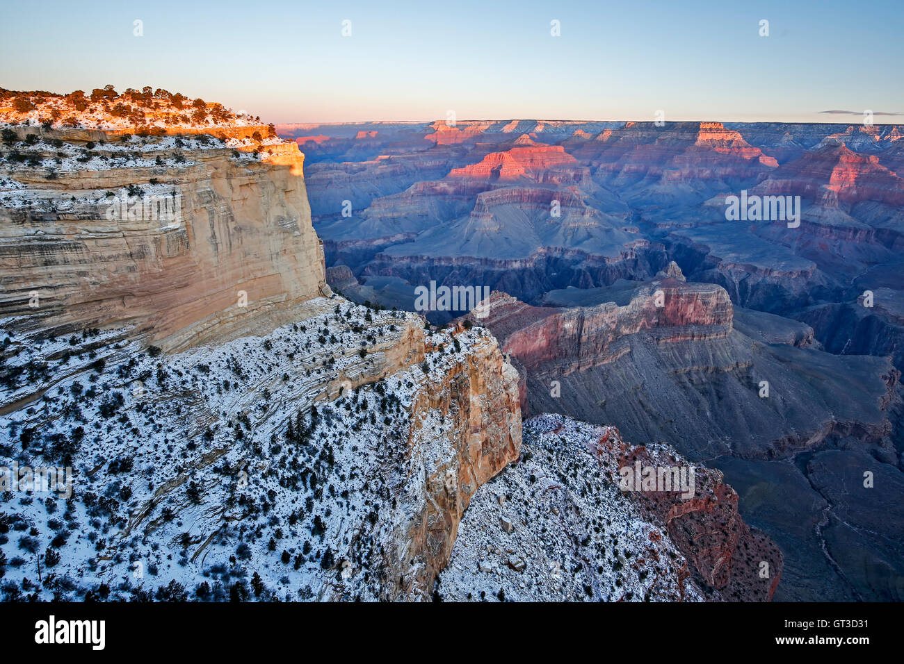 Verschneiten Klippen und Schluchten von Maricopa Point, Grand Canyon National Park, Arizona USA Stockfoto