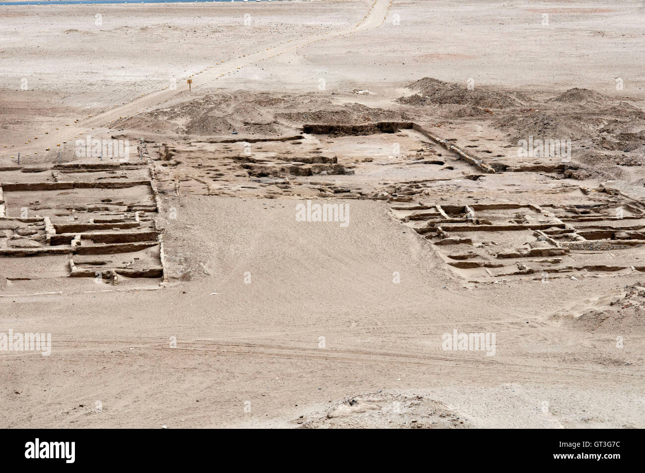 Huaca del Sol, der Sonnentempel, Adobe Pyramide, Peru. Die Huaca del Sol ist eine enorme Adobe (Lehmziegel) Moche Zivilisation Pyramide, gebaut in mindestens acht verschiedenen Stufen zwischen AD 0-600 auf dem Gelände des Cerro Blanco im Moche-Tal an der Nordküste Perus. Die Huaca del Sol (der Name bedeutet Schrein oder Pyramide der Sonne) ist die größte Lehmziegel-Pyramide auf den amerikanischen Kontinenten Stockfoto