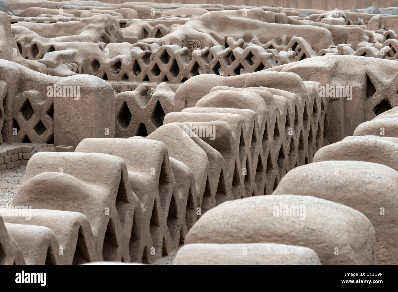 Adobe Angeln net Wände im Tempel Teil Tschudi Palast, Chan Chan, in der Nähe von Trujillo, Peru Stockfoto