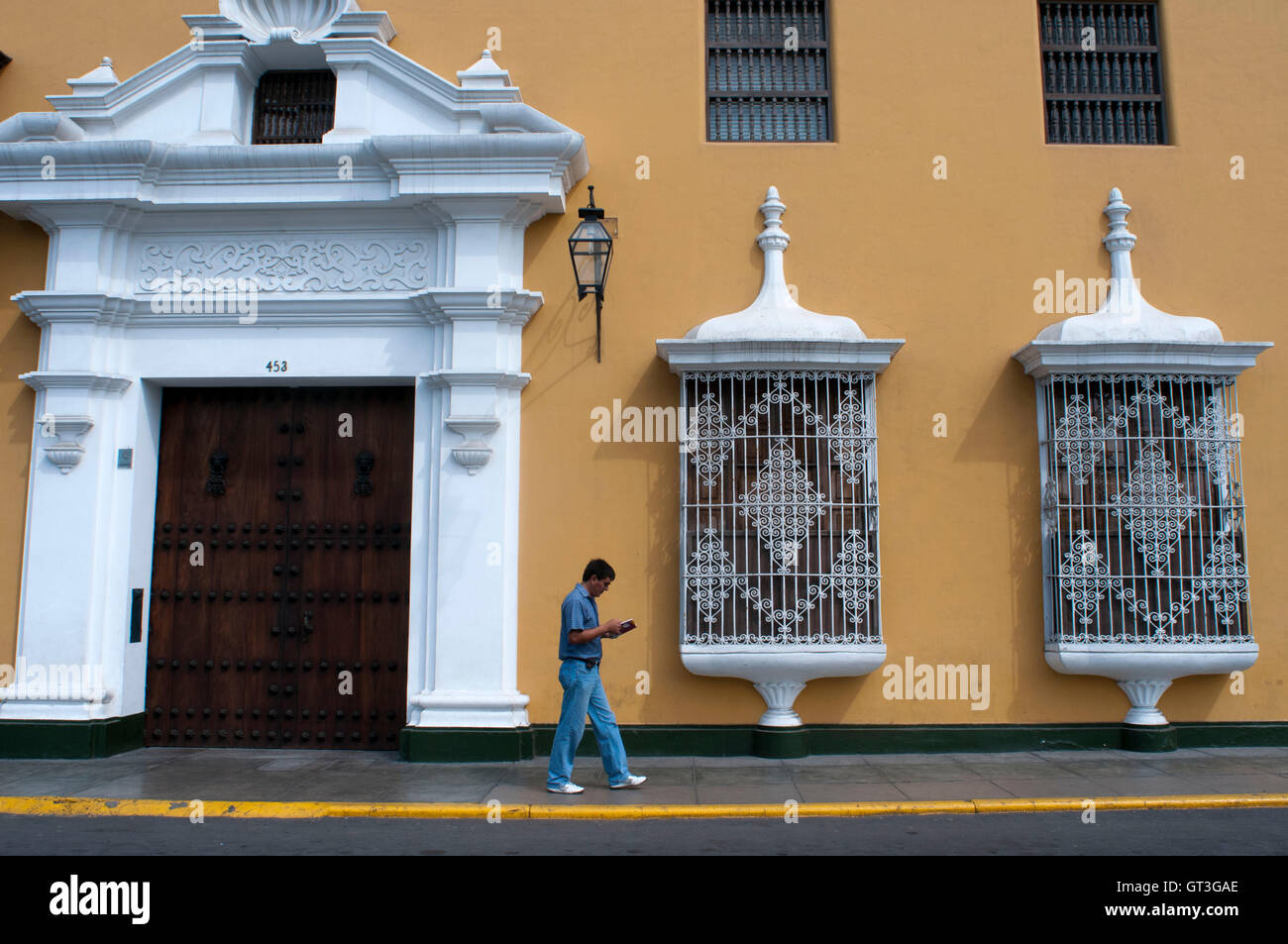 Trujillo Stadt. Traditionelle Architektur. Koloniale Kunst. Elegante Fassaden, Holzbalkonen und Pastelltöne sind typisch für die kolonialen Villen auf der Plaza de Armas in Trujillo, Peru Stockfoto