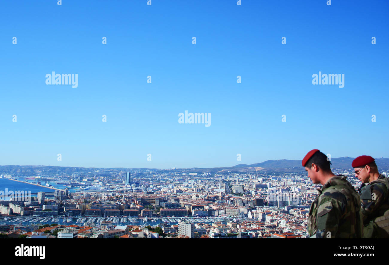 militärische Überwachung auf alten Hafenviertel Marseille Stockfoto