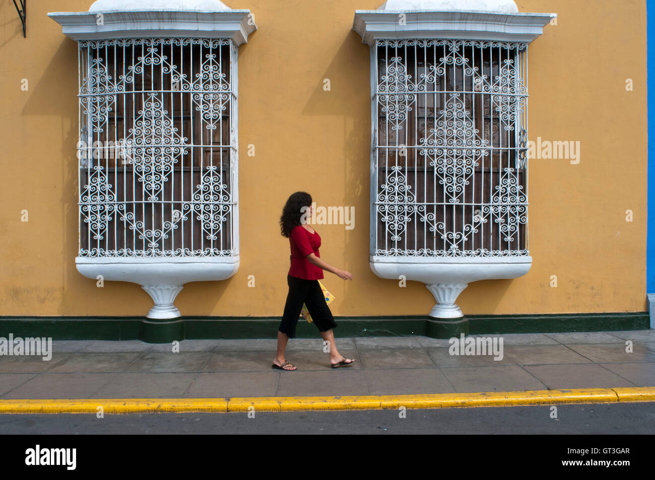 Trujillo Stadt. Traditionelle Architektur. Koloniale Kunst. Elegante Fassaden, Holzbalkonen und Pastelltöne sind typisch für die kolonialen Villen auf der Plaza de Armas in Trujillo, Peru Stockfoto