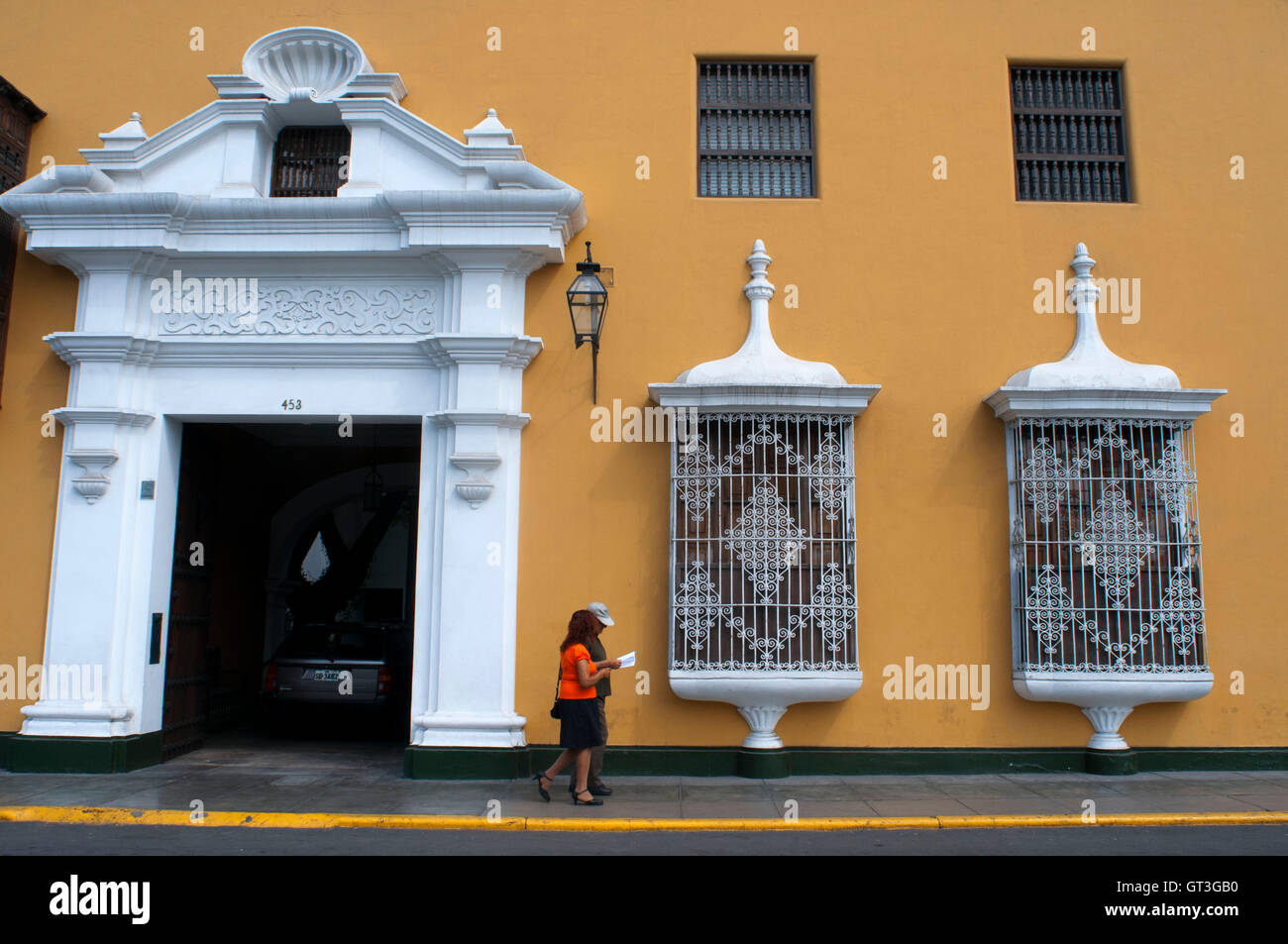 Trujillo Stadt. Traditionelle Architektur. Koloniale Kunst. Elegante Fassaden, Holzbalkonen und Pastelltöne sind typisch für die kolonialen Villen auf der Plaza de Armas in Trujillo, Peru Stockfoto