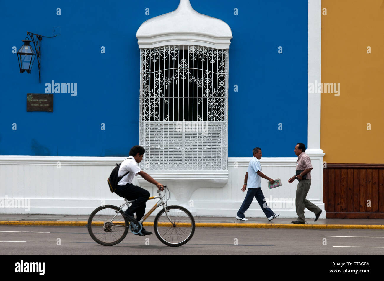 Trujillo Stadt. Traditionelle Architektur. Koloniale Kunst. Elegante Fassaden, Holzbalkonen und Pastelltöne sind typisch für die kolonialen Villen auf der Plaza de Armas in Trujillo, Peru Stockfoto