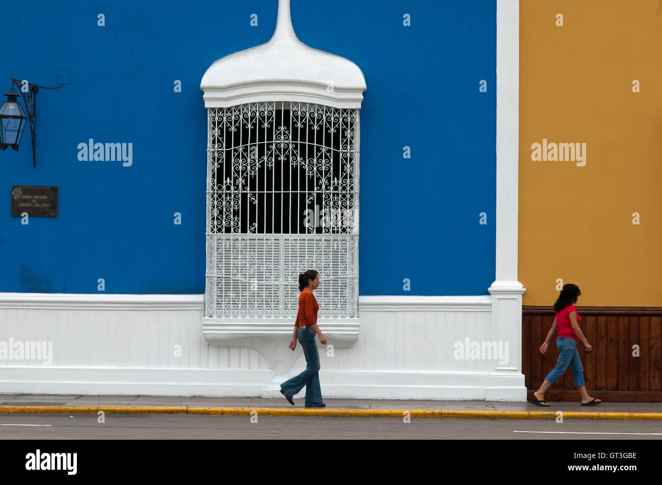 Trujillo Stadt. Traditionelle Architektur. Koloniale Kunst. Elegante Fassaden, Holzbalkonen und Pastelltöne sind typisch für die kolonialen Villen auf der Plaza de Armas in Trujillo, Peru Stockfoto