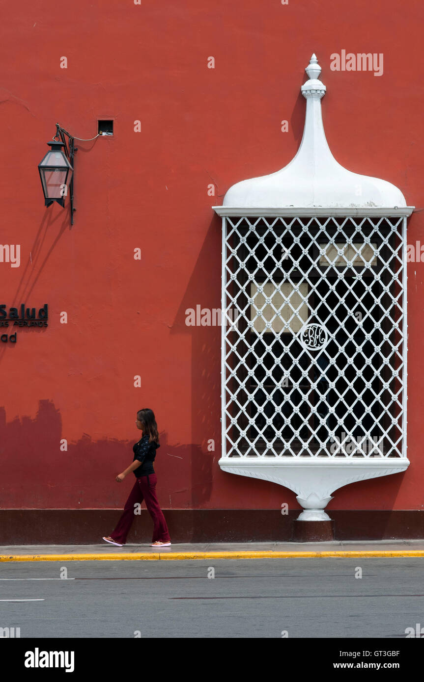 Trujillo Stadt. Traditionelle Architektur. Koloniale Kunst. Elegante Fassaden, Holzbalkonen und Pastelltöne sind typisch für die kolonialen Villen auf der Plaza de Armas in Trujillo, Peru Stockfoto