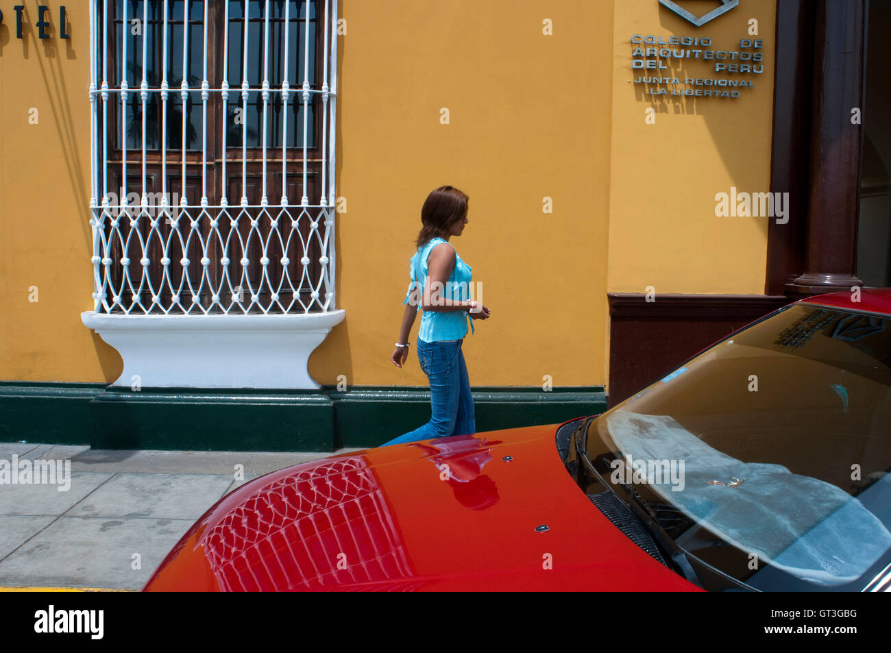 Trujillo Stadt. Traditionelle Architektur. Koloniale Kunst. Elegante Fassaden, Holzbalkonen und Pastelltöne sind typisch für die kolonialen Villen auf der Plaza de Armas in Trujillo, Peru Stockfoto