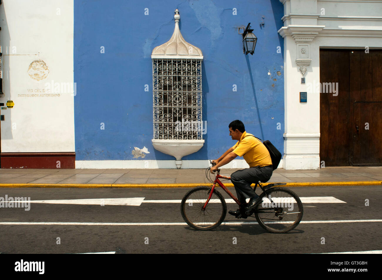 Trujillo Stadt. Traditionelle Architektur. Koloniale Kunst. Elegante Fassaden, Holzbalkonen und Pastelltöne sind typisch für die kolonialen Villen auf der Plaza de Armas in Trujillo, Peru Stockfoto
