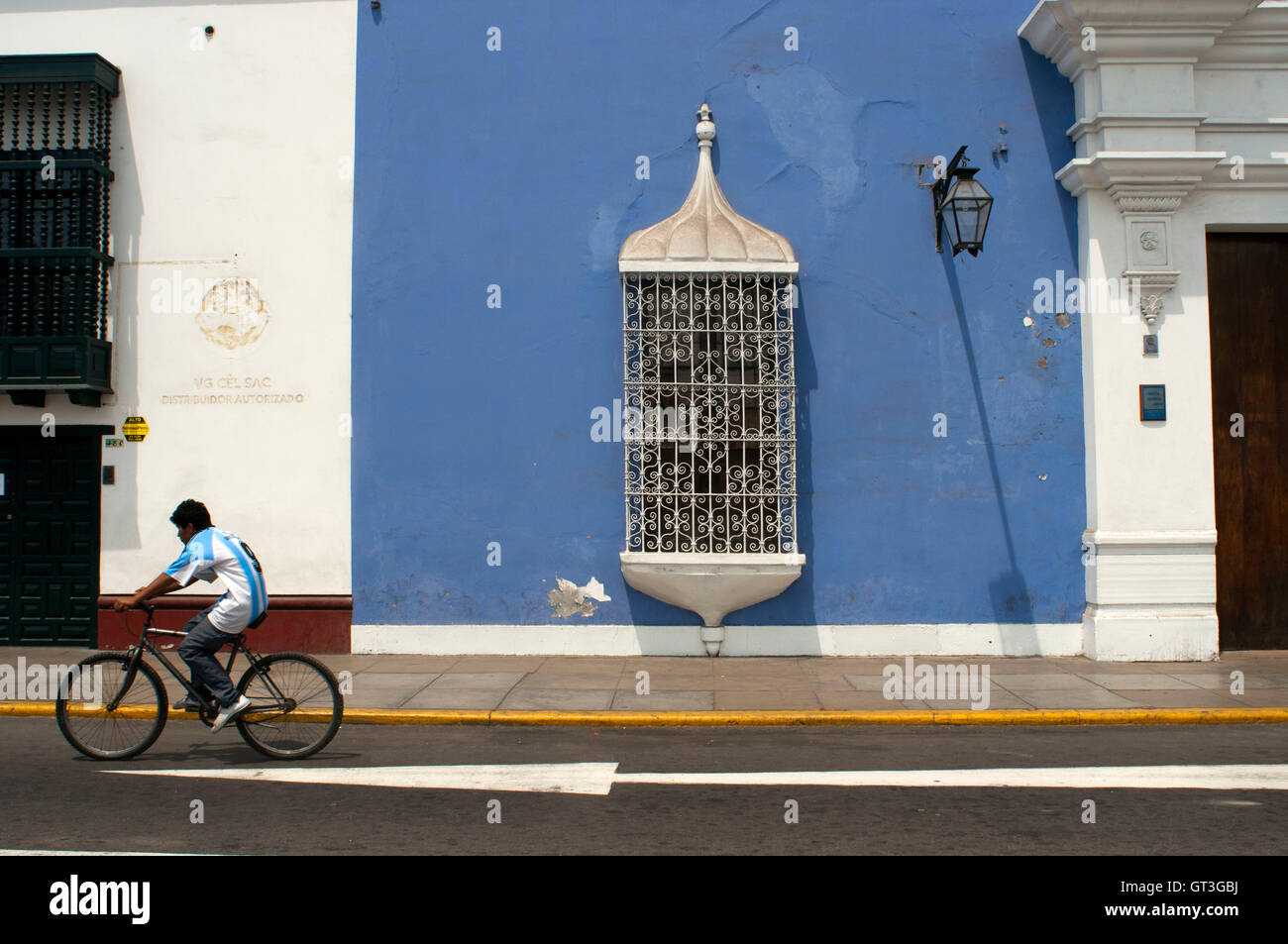 Trujillo Stadt. Traditionelle Architektur. Koloniale Kunst. Elegante Fassaden, Holzbalkonen und Pastelltöne sind typisch für die kolonialen Villen auf der Plaza de Armas in Trujillo, Peru Stockfoto