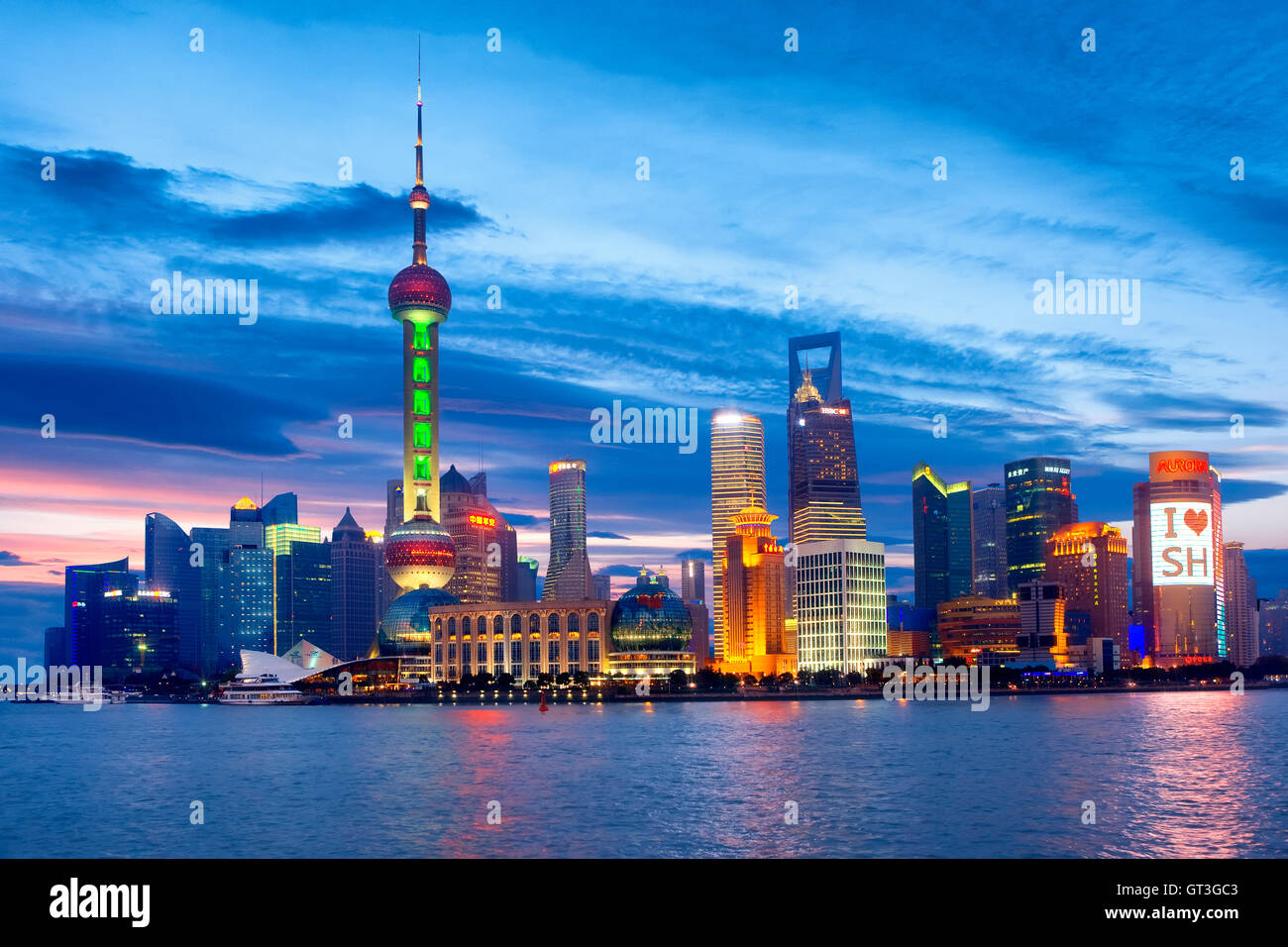 Pudong-Skyline bei Nacht in Shanghai Stockfoto