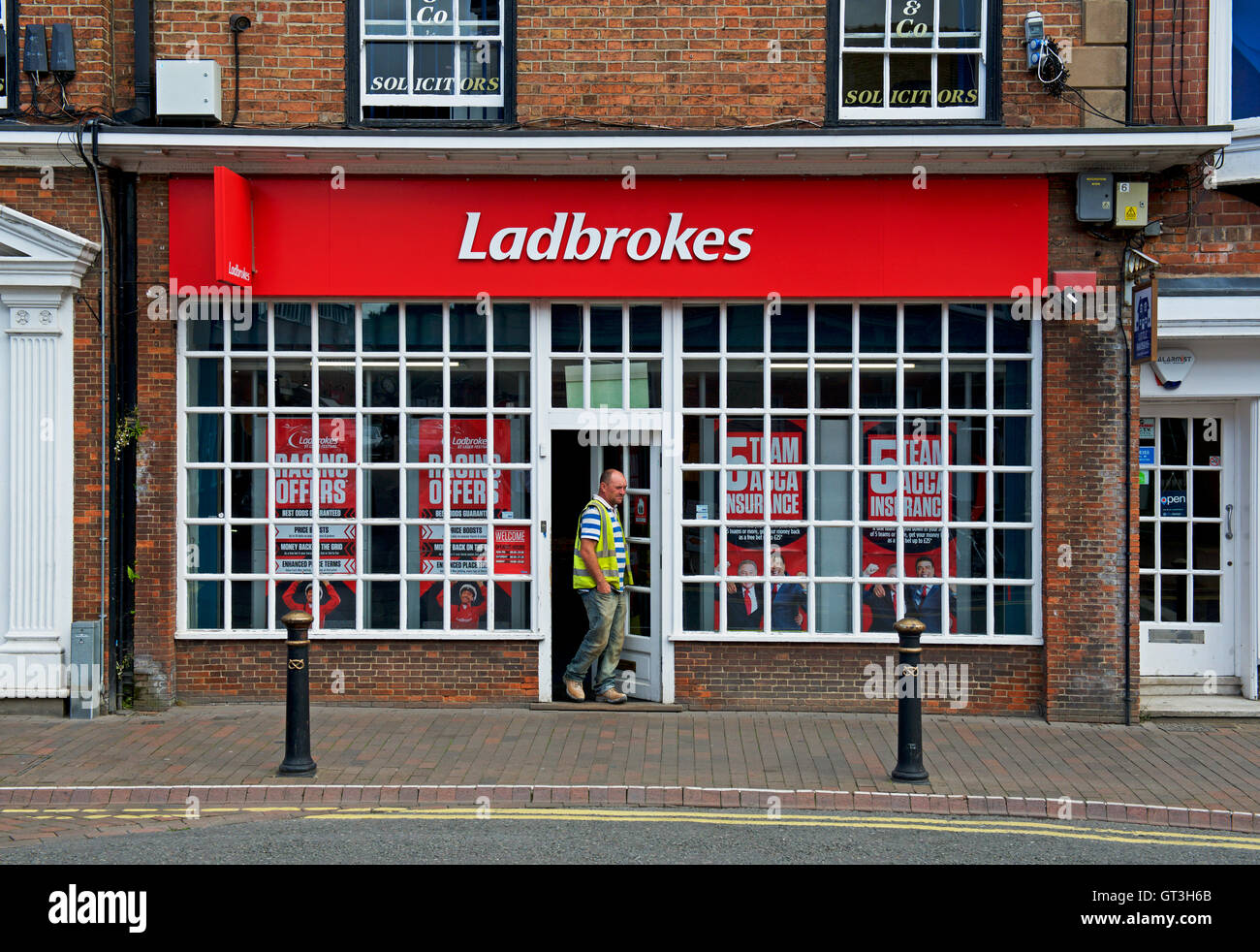 Mann verlassen Ladbrokes Wettbüro, England UK Stockfoto
