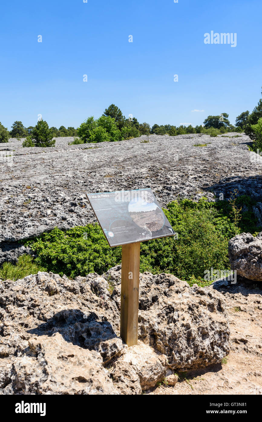 Kalkstein-Rock-Formation geprägt durch Erosion in La Ciudad Encantada in der Nähe von Cuenca, Castilla La Mancha, Spanien Stockfoto