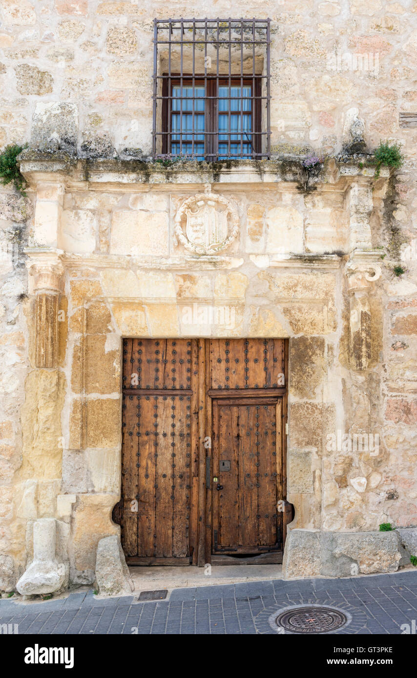 Alten hölzernen Doppeltüren eines historischen Gebäudes, jetzt Hostería Casa Palacio, Ucles, Spanien Stockfoto