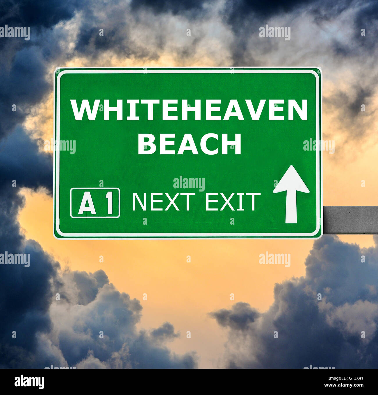 WHITEHEAVEN BEACH Schild gegen klar blauen Himmel Stockfoto