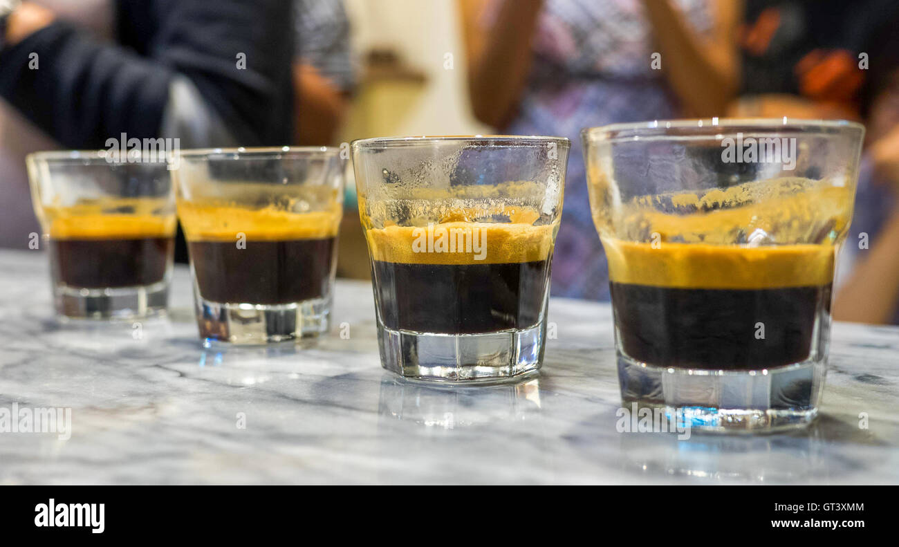Vier Gläser Espresso aufgereiht für Verkostung Stockfoto