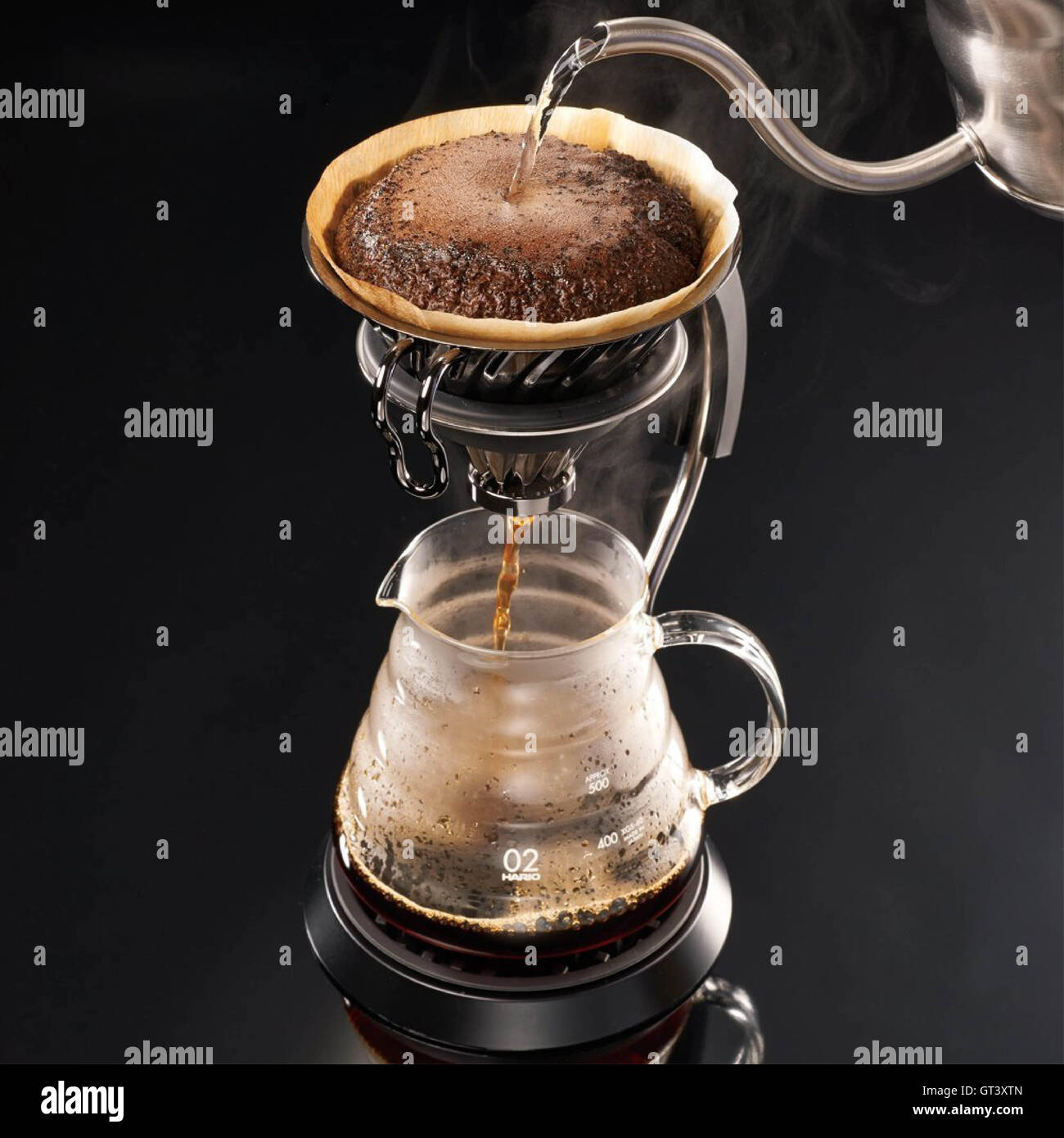 Kaffeezubereitung mit schwarzem Hintergrund, Nahaufnahme Stockfoto