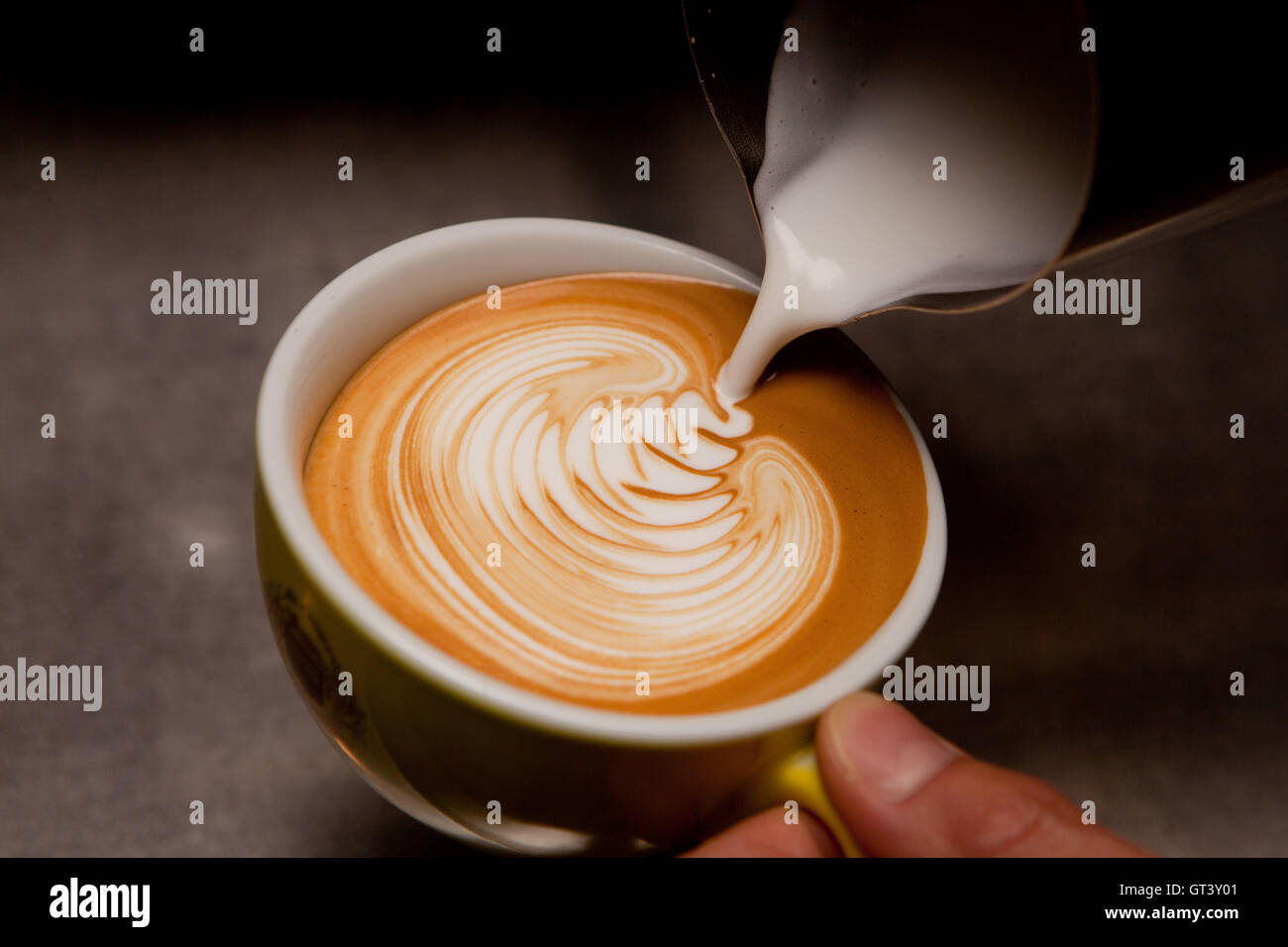Cappuccino und Latte art Stockfoto