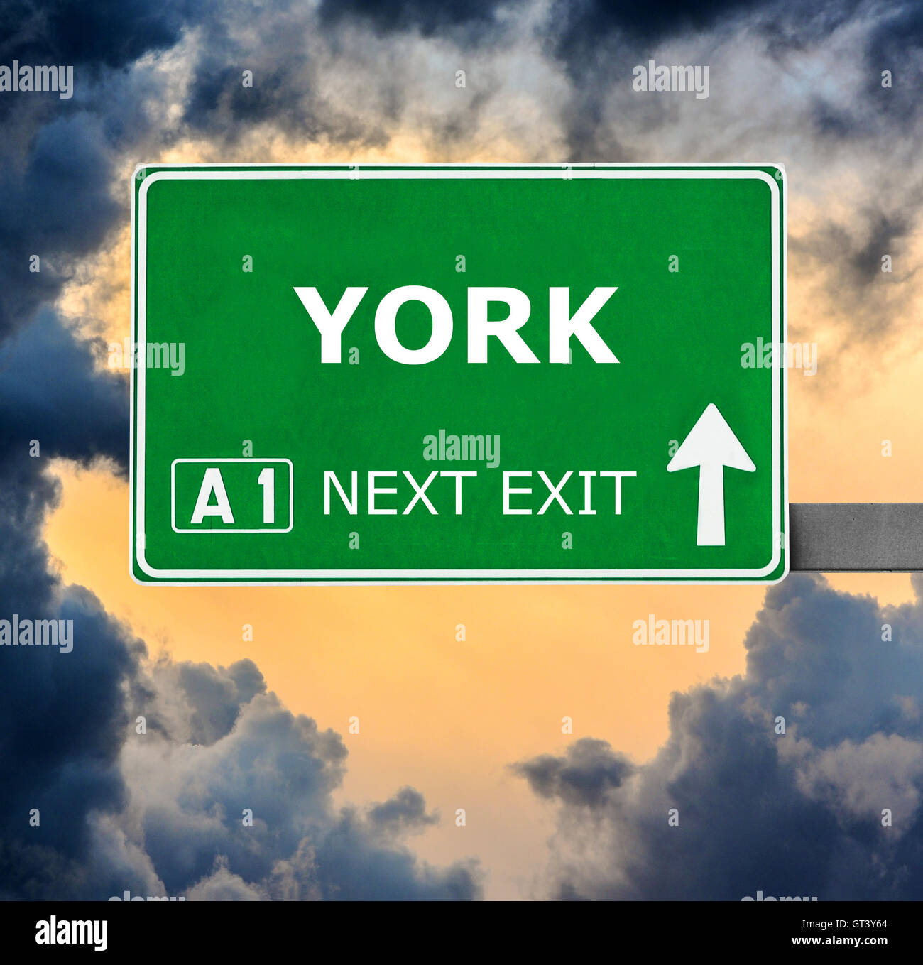 YORK Straßenschild gegen klar blauen Himmel Stockfoto