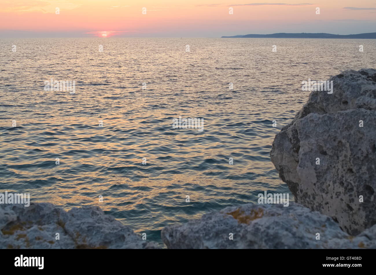 Sonnenuntergang Seelandschaft mit Felsen in Kamenjak, Kroatien Stockfoto
