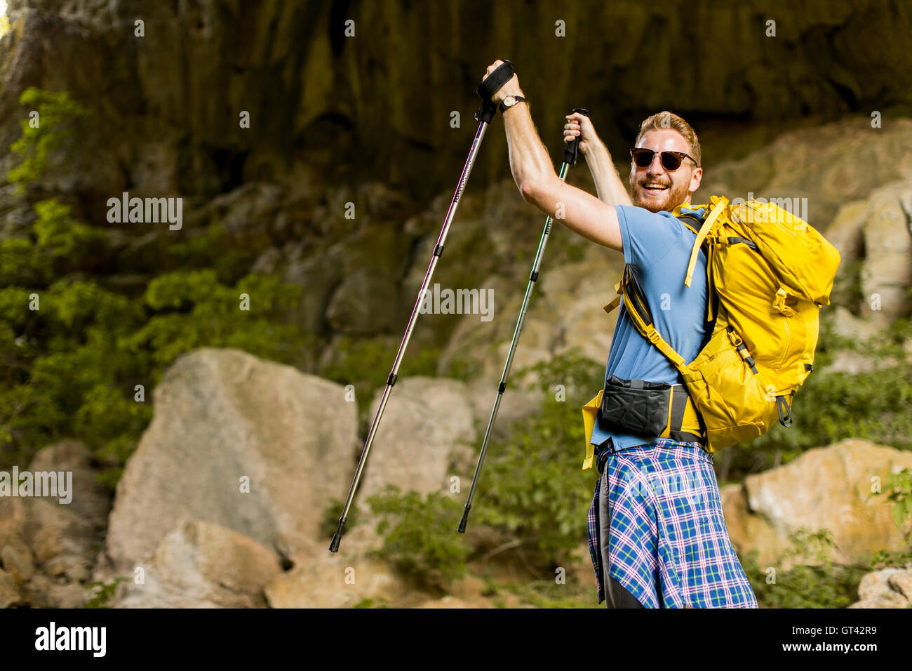 Kaukasische Männermodel mit Rucksack wandern am sonnigen Tag Stockfoto