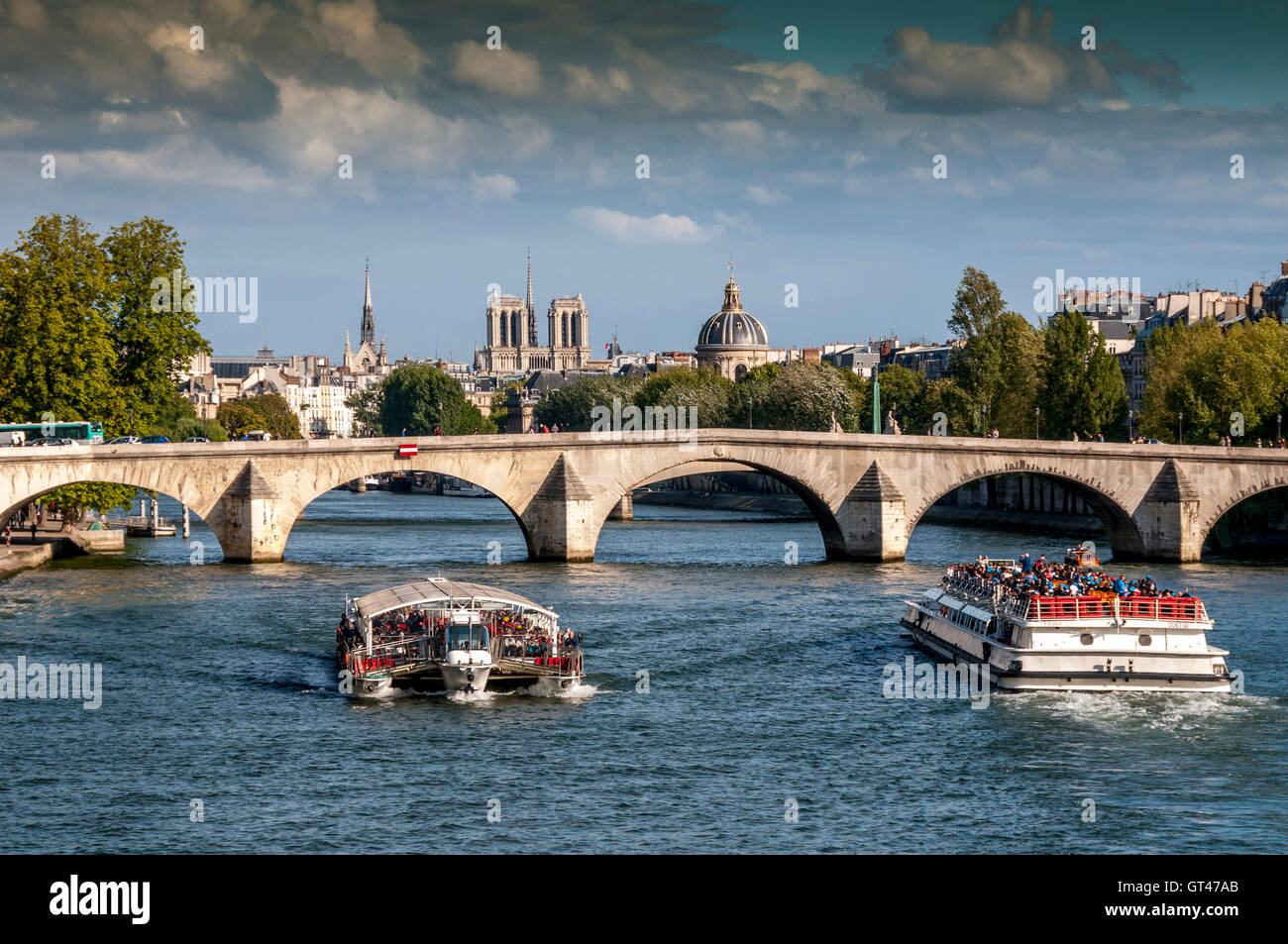 Riverboat unter le Pont Royal. Paris. Frankreich. Europa. Stockfoto