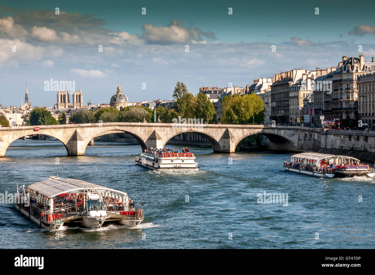 Riverboat unter le Pont Royal. Paris. Frankreich. Europa. Stockfoto