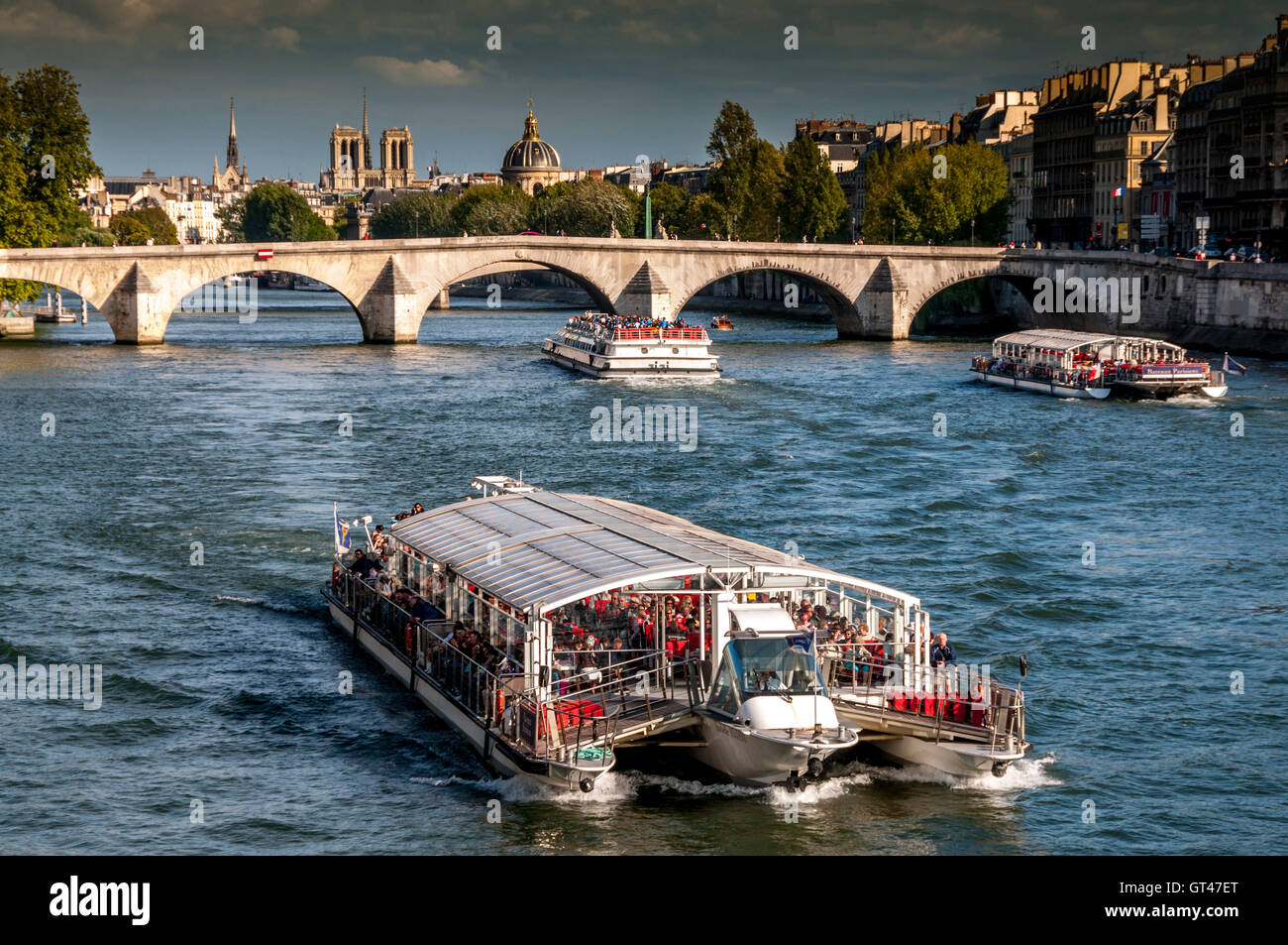 Riverboat unter le Pont Royal. Paris. Frankreich. Europa. Stockfoto