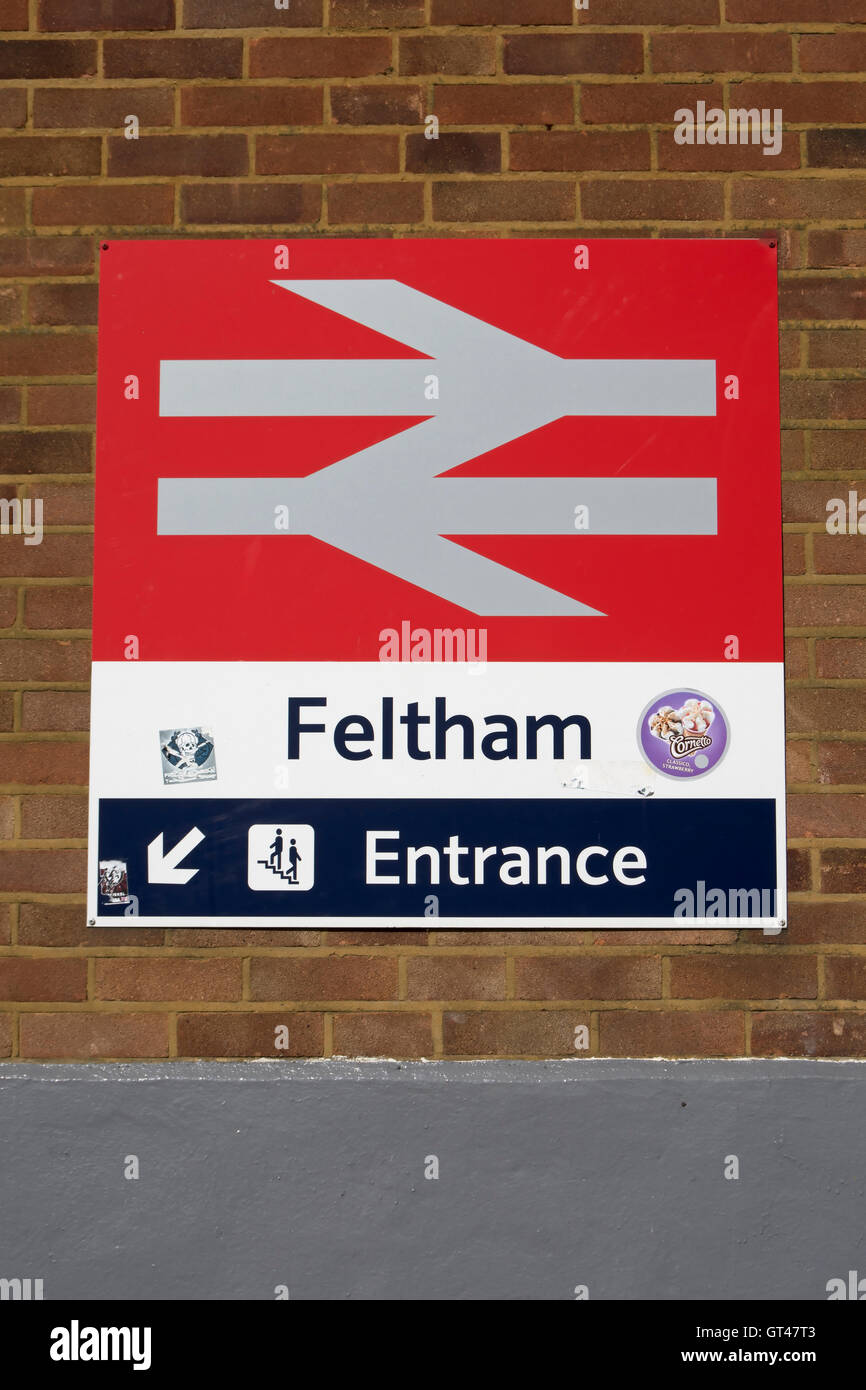 Melden Sie mit Staatsbahn Logo und Pfeil Wegbeschreibung zum Eingang, Feltham Bahnhof, Feltham, Middlesex, england Stockfoto