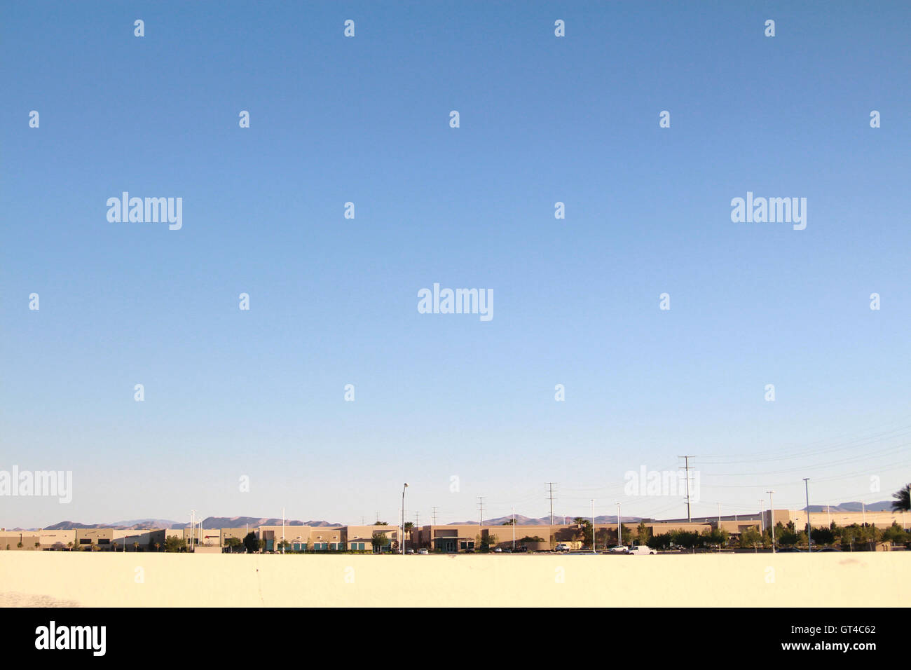 Desert Sand und klarem Himmel in einer Kleinstadt in Las Vegas Stockfoto