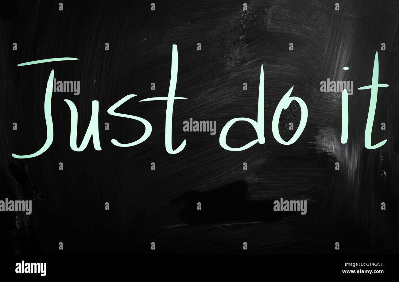 Just Do It handschriftlich mit weißer Kreide auf einer Tafel Stockfoto