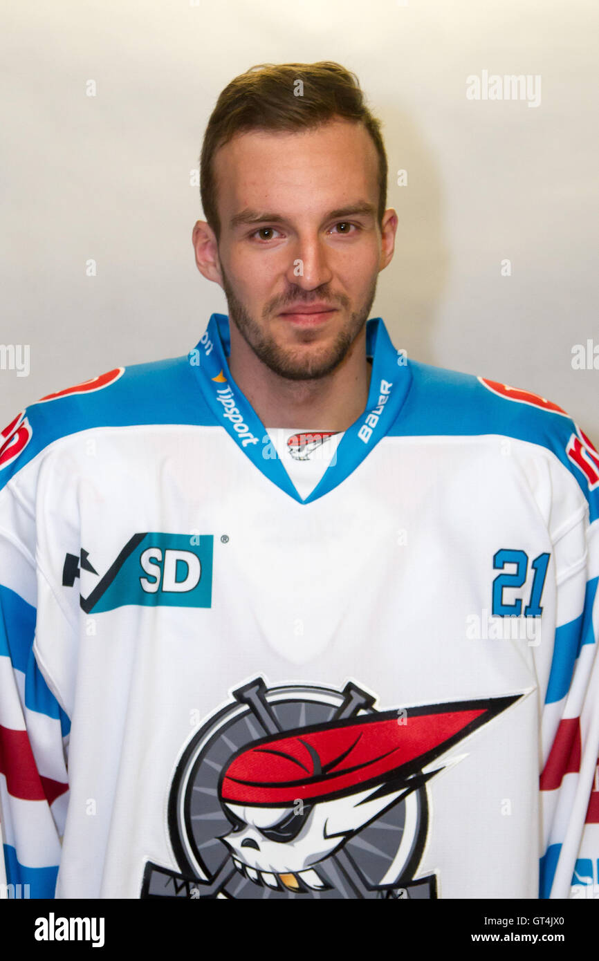 Eishockey-Spieler des Teams Pirati Chomutov Dominik Tejnor posiert für Fotografen, Tschechische Extraliga, Eis-Hockey-League-Saison 2016/2017, 6. September 2016.  (CTK Foto/Ondrej Hajek) Stockfoto