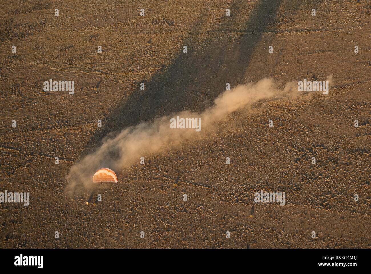 ISS-Crew aus Expedition 48 landet an Bord der russischen Sojus TMA - 20M Raumschiff, um einen entfernten Landeplatz 7. September 2016 in der Nähe von Zhezkazgan, Kasachstan.  An Bord der Raumsonde sind amerikanische Astronaut Jeff Williams und russischen Kosmonauten Alexey Ovchinin und Oleg Skripochk Rückkehr aus 172 Tage im Raum. Stockfoto