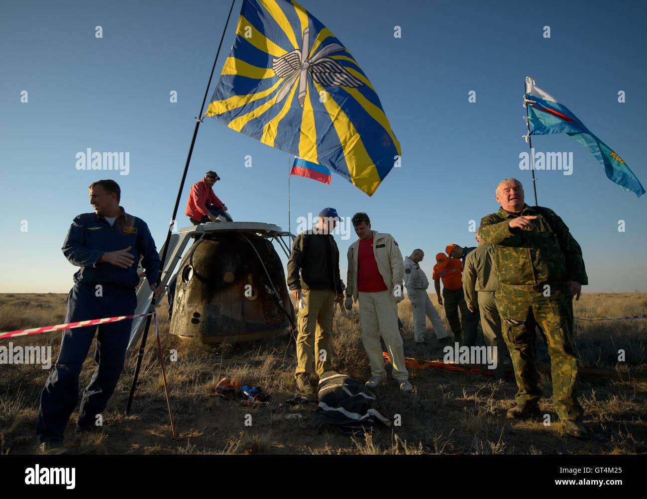 Russischen Support-Mitarbeiter arbeiten rund um das Raumschiff Sojus TMA - 20M nach der Landung mit Besatzung der internationalen Raumstation ISS-Expedition 48 7. September 2016 in der Nähe von Zhezkazgan, Kasachstan. Stockfoto