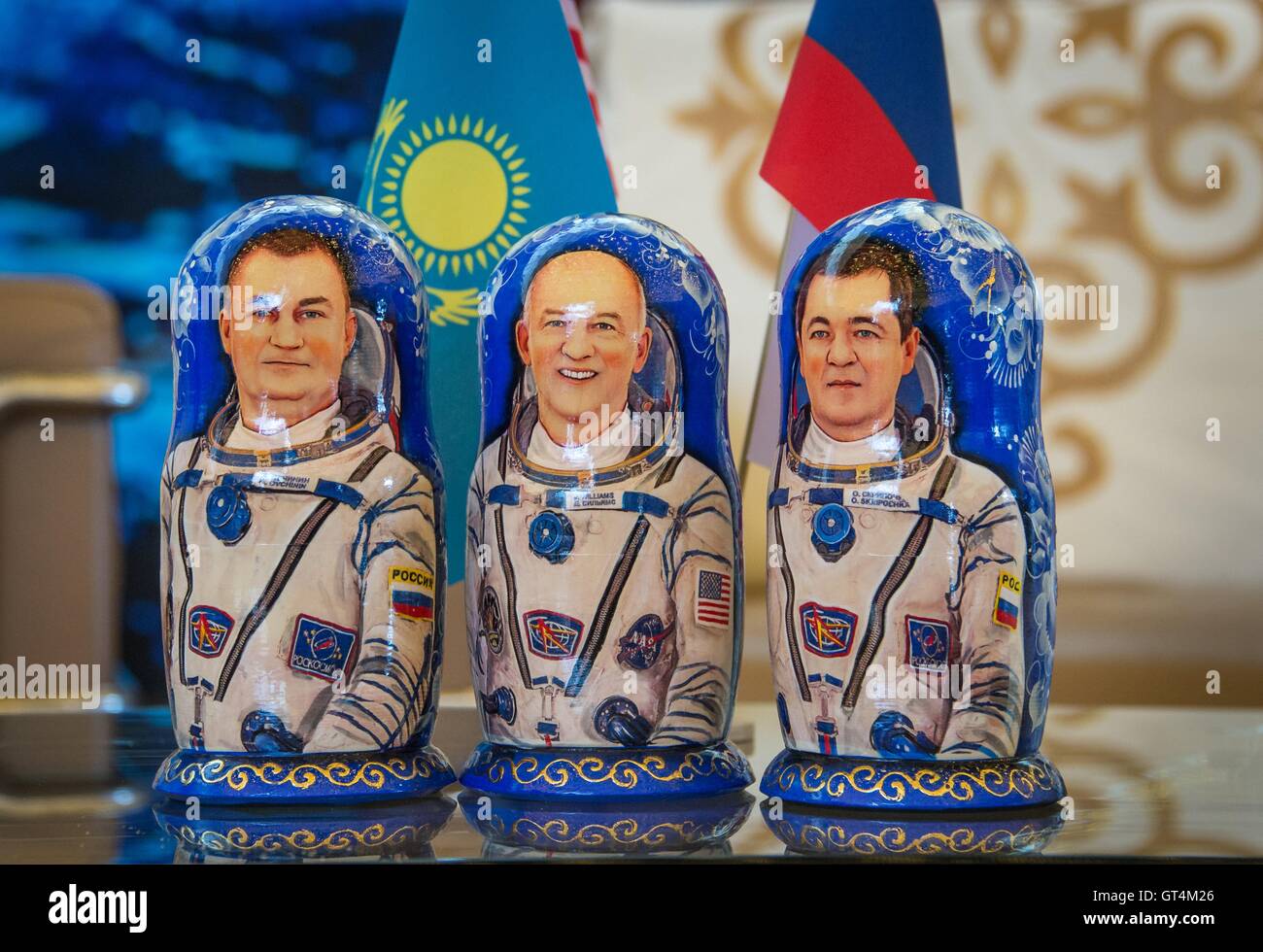 Matroschka Puppen, die internationale Raumstation ISS-Expedition 48 Besatzung russischen Kosmonauten Alexey Ovchinin von Roskosmos darstellt, sind links, NASA-Astronaut Jeff Williams, Center und russische Kosmonaut Oleg Skripochka von Roskosmos an der Besatzung Willkommenszeremonie am Flughafen Karaganda 7. September 2016 in Kasachstan gesehen. Stockfoto