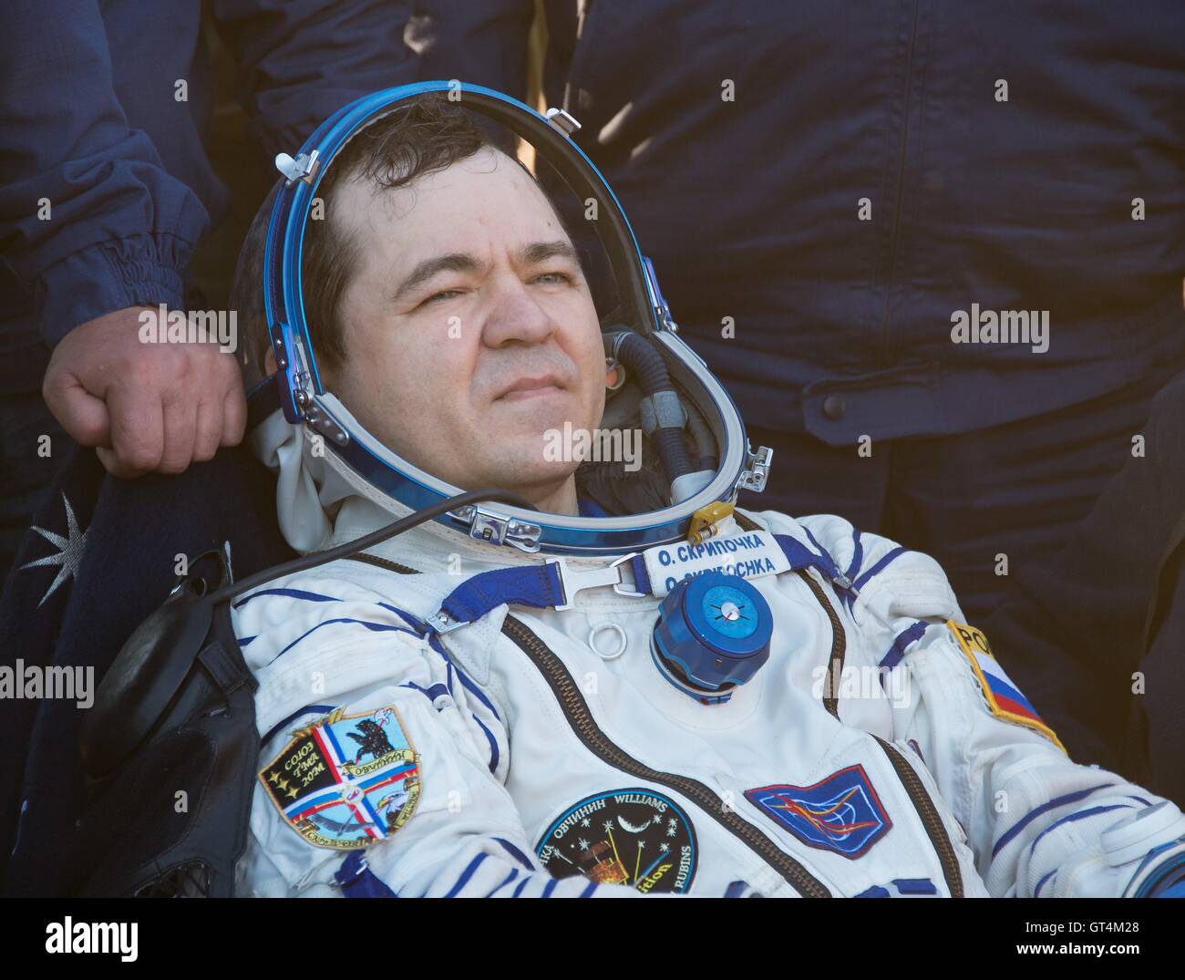 Russischer Kosmonaut Oleg Skripochka von Roskosmos ruht auf einem Stuhl vor das Raumschiff Sojus TMA - 20M wenige Augenblicke nachdem er und internationale Raumstation ISS-Expedition 48 Mannschaft landete 7. September 2016 in der Nähe der Zhezkazgan, Kasachstan. Stockfoto