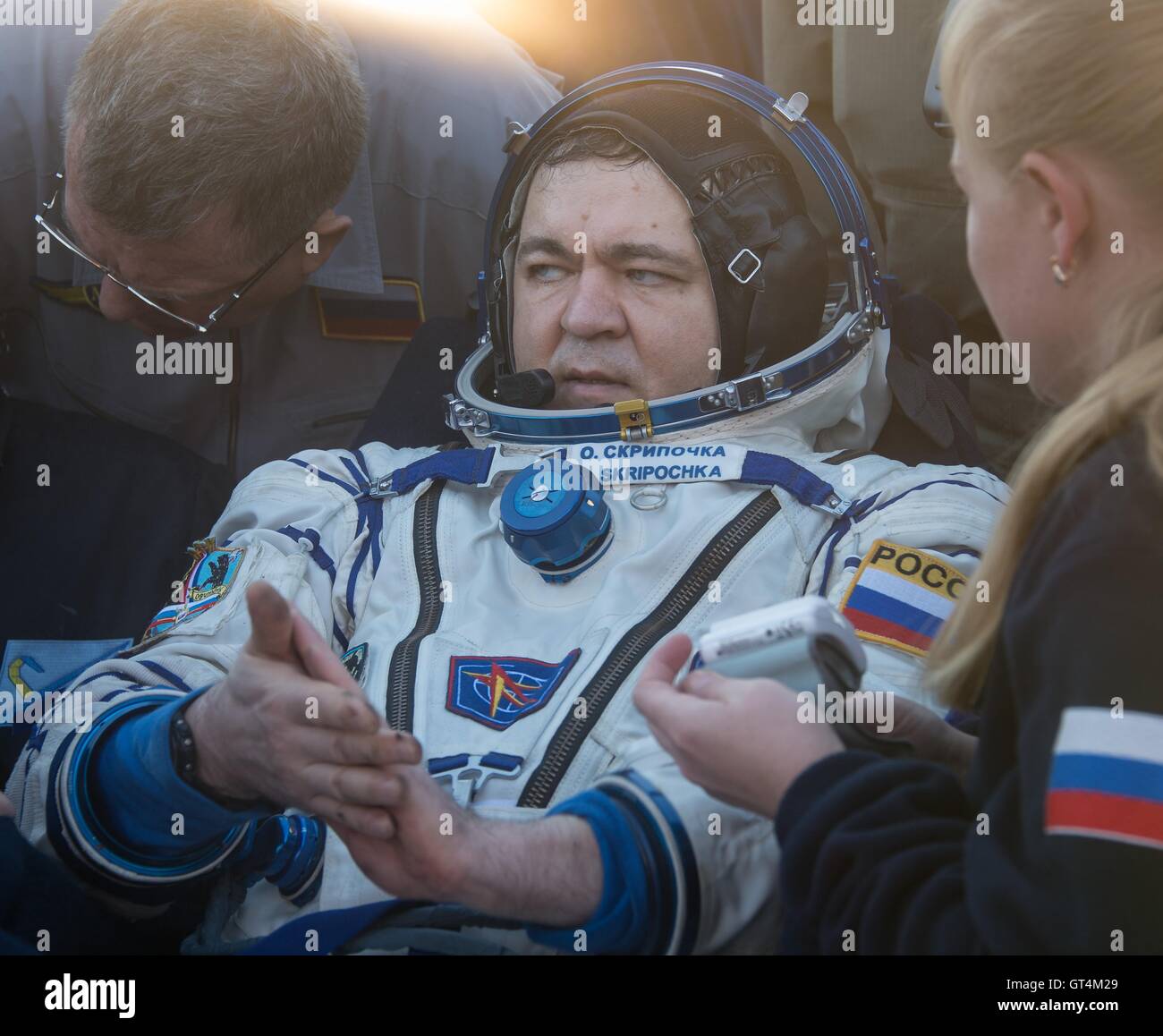 Russischer Kosmonaut Oleg Skripochka von Roskosmos ruht auf einem Stuhl vor das Raumschiff Sojus TMA - 20M wenige Augenblicke nachdem er und internationale Raumstation ISS-Expedition 48 Mannschaft landete 7. September 2016 in der Nähe der Zhezkazgan, Kasachstan. Stockfoto