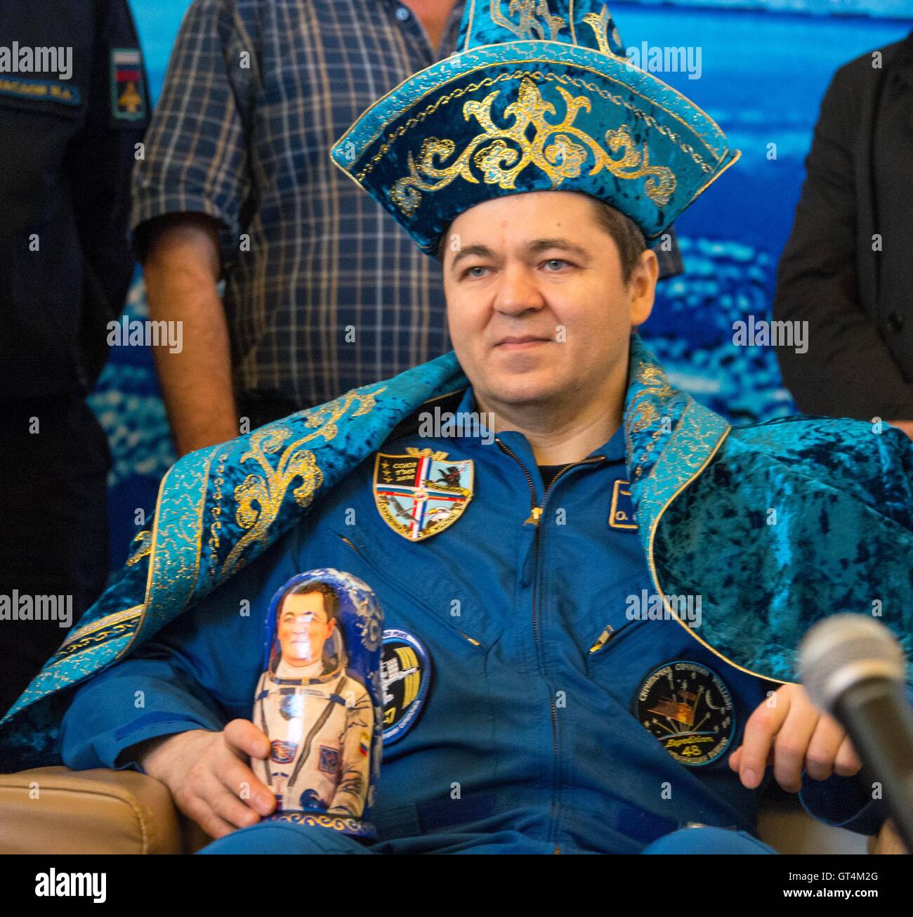 Internationale Raumstation ISS-Expedition 48 russische Kosmonaut Oleg Skripochka von Roskosmos hält begabte Matrjoschka bei Begrüßung und Pressekonferenz am Flughafen Karaganda in Kasachstan nach der Landung das Raumschiff Sojus TMA - 20M 7. September 2016. Stockfoto