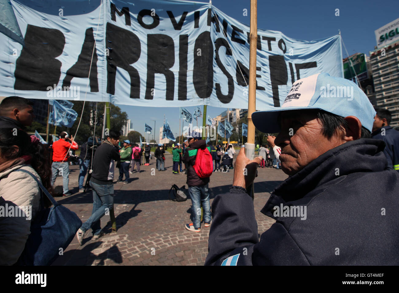 Buenos Aires, Buenos Aires, Argentinien. 8. Sep, 2016. Aktivist '' Barrios de Pie'' statt '' Suppenküche '' Verteilung von Nahrung, zum protest gegen die Politik der Regierung des Präsidenten Mauricio Macri. Die Aktion fand am Obelisco, Innenstadt von Buenos Aires. © Claudio Santisteban/ZUMA Draht/Alamy Live-Nachrichten Stockfoto