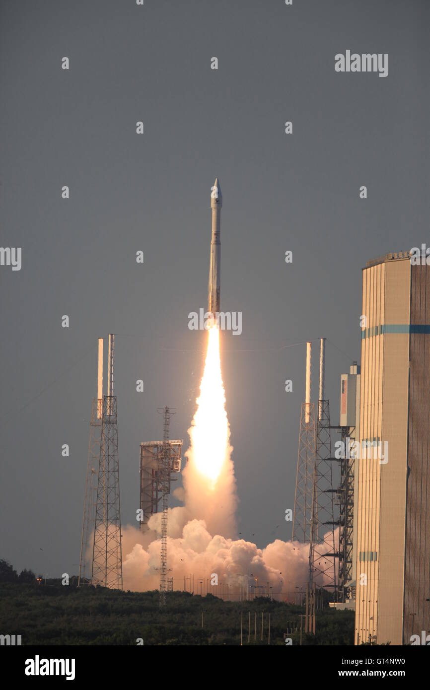 Cape Canaveral, Florida, USA. 8. September 2016. Eine United Launch Alliance Atlas V-Rakete mit dem NASA OSIRIS-REx-Raumschiff hebt ab vom Space Launch Complex 41 8. September 2016 am Cape Canaveral Air Force Station, Florida. Die OSIRIS-REx werden die erste US-Mission zu probieren ein Asteroid, mindestens zwei Unzen von Oberflächenmaterial abzurufen und auf die Erde zurückkehren, für das Studium. Bildnachweis: Planetpix/Alamy Live-Nachrichten Stockfoto