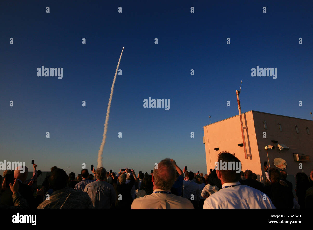 Cape Canaveral, Florida, USA. 8. September 2016. Zuschauer beobachten, dass eine United Launch Alliance Atlas V-Rakete mit dem Raumschiff der NASA OSIRIS-REx vom Space Launch Complex 41 8. September 2016 am Cape Canaveral Air Force Station, Florida hebt ab. Die OSIRIS-REx werden die erste US-Mission zu probieren ein Asteroid, mindestens zwei Unzen von Oberflächenmaterial abzurufen und auf die Erde zurückkehren, für das Studium. Bildnachweis: Planetpix/Alamy Live-Nachrichten Stockfoto