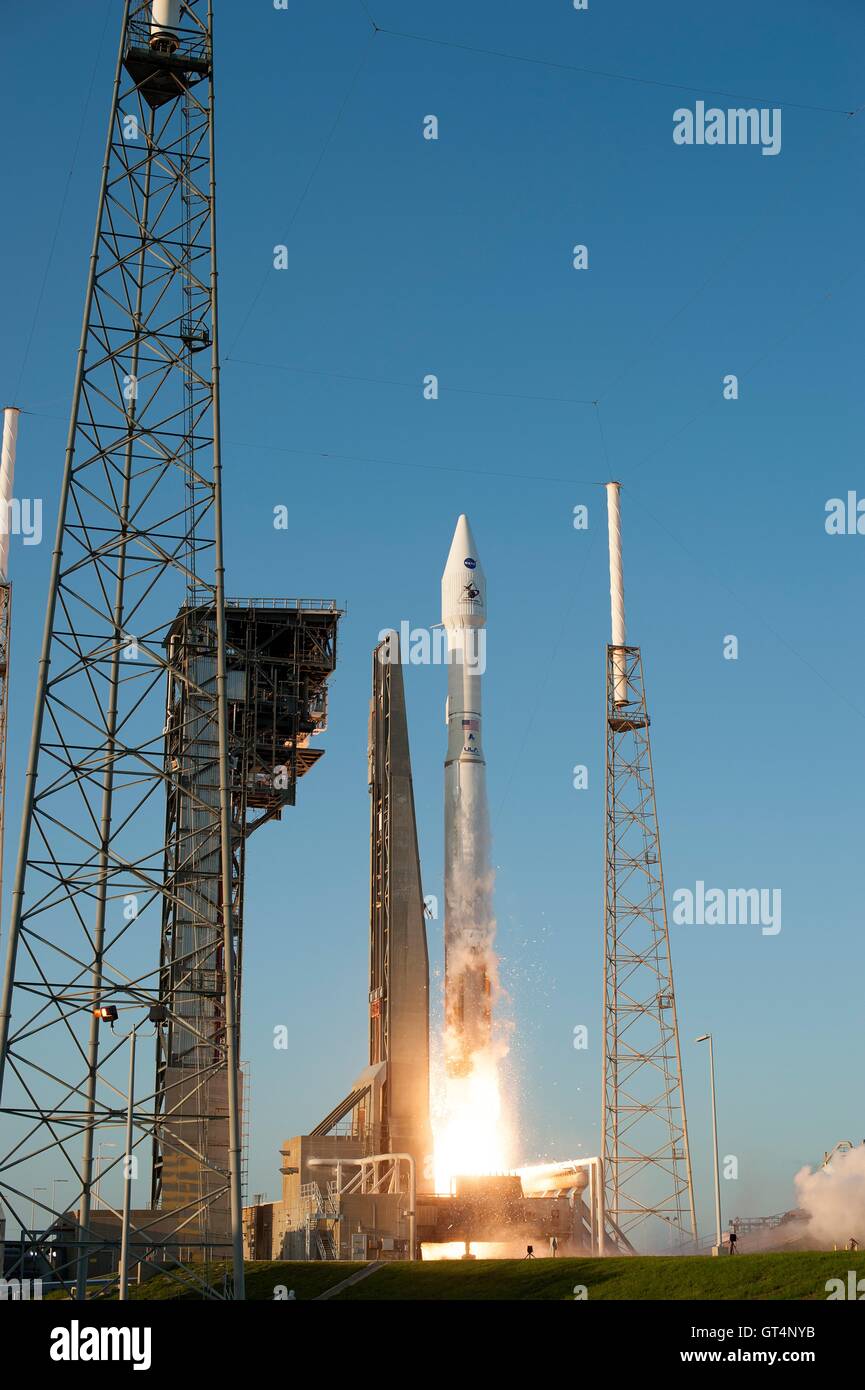 Cape Canaveral, Florida, USA. 8. September 2016. Eine United Launch Alliance Atlas V-Rakete mit dem NASA OSIRIS-REx-Raumschiff hebt ab vom Space Launch Complex 41 8. September 2016 am Cape Canaveral Air Force Station, Florida. Die OSIRIS-REx werden die erste US-Mission zu probieren ein Asteroid, mindestens zwei Unzen von Oberflächenmaterial abzurufen und auf die Erde zurückkehren, für das Studium. Bildnachweis: Planetpix/Alamy Live-Nachrichten Stockfoto