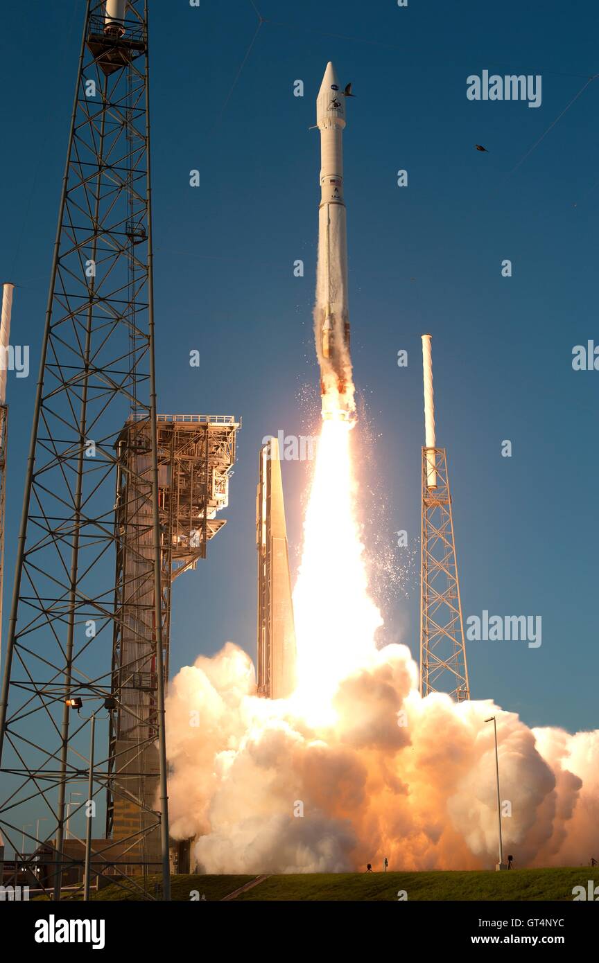 Cape Canaveral, Florida, USA. 8. September 2016. Eine United Launch Alliance Atlas V-Rakete mit dem NASA OSIRIS-REx-Raumschiff hebt ab vom Space Launch Complex 41 8. September 2016 am Cape Canaveral Air Force Station, Florida. Die OSIRIS-REx werden die erste US-Mission zu probieren ein Asteroid, mindestens zwei Unzen von Oberflächenmaterial abzurufen und auf die Erde zurückkehren, für das Studium. Bildnachweis: Planetpix/Alamy Live-Nachrichten Stockfoto