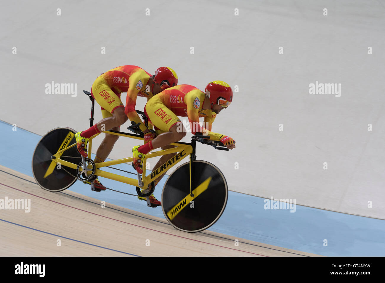 Rio De Janeiro, Brasilien. 8. September 2016.  Spanier Ignacio Rodriquez (hinten) und Joan Font Bertoli racing in der Herren B 4000 meter Einzelverfolgung. am ersten Tag der Paralympischen Spiele in Rio. Das Team gewann Bronze für Spanien. Bildnachweis: Bob Dämmrich/Alamy Live-Nachrichten Stockfoto
