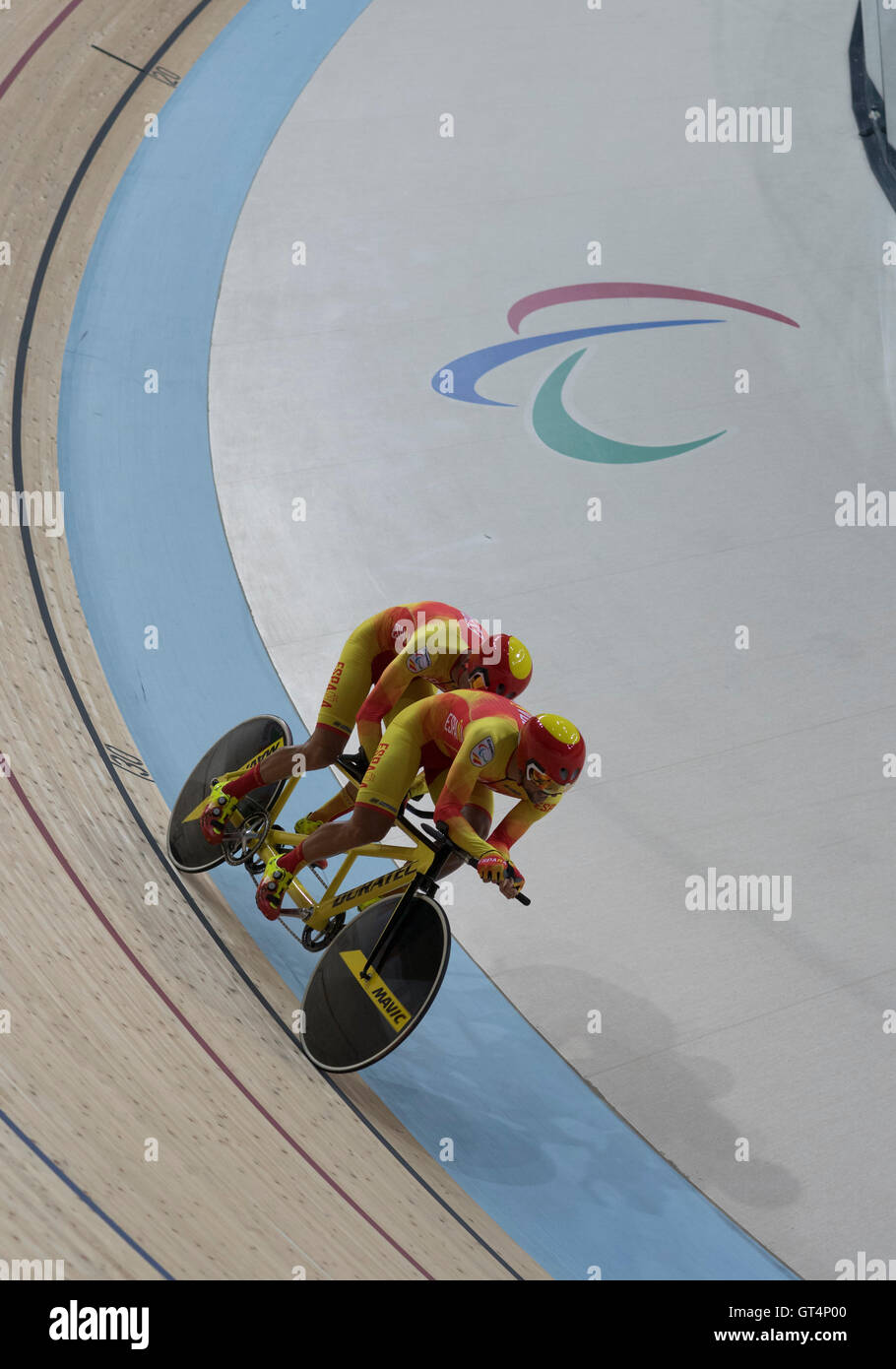 Rio De Janeiro, Brasilien. 8. September 2016.  Spanier Ignacio Rodriquez (hinten) und Joan Font Bertoli racing in der Herren B 4000 meter Einzelverfolgung. am ersten Tag der Paralympischen Spiele in Rio. Das Team gewann Bronze für Spanien. Bildnachweis: Bob Dämmrich/Alamy Live-Nachrichten Stockfoto