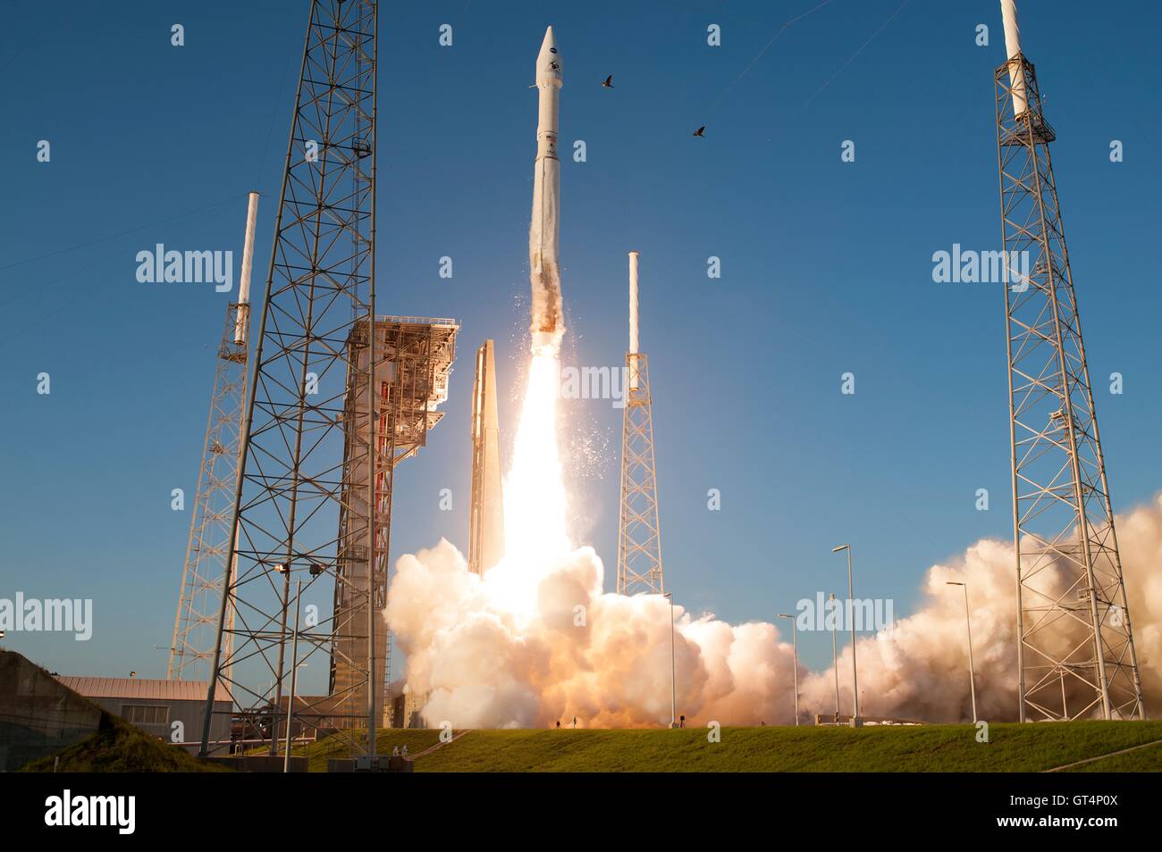 Cape Canaveral, Florida, USA. 8. September 2016. Eine United Launch Alliance Atlas V-Rakete mit dem NASA OSIRIS-REx-Raumschiff hebt ab vom Space Launch Complex 41 8. September 2016 am Cape Canaveral Air Force Station, Florida. Die OSIRIS-REx werden die erste US-Mission zu probieren ein Asteroid, mindestens zwei Unzen von Oberflächenmaterial abzurufen und auf die Erde zurückkehren, für das Studium. Bildnachweis: Planetpix/Alamy Live-Nachrichten Stockfoto